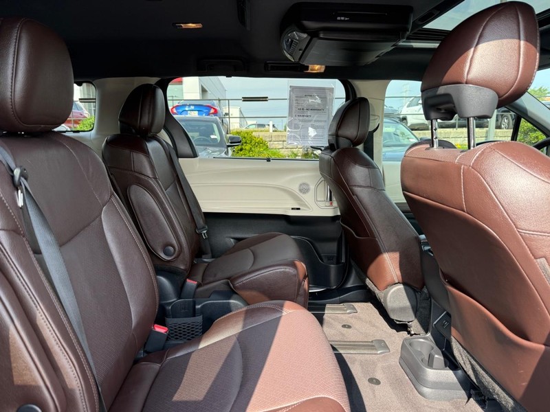 Toyota Sienna Vehicle Image 11