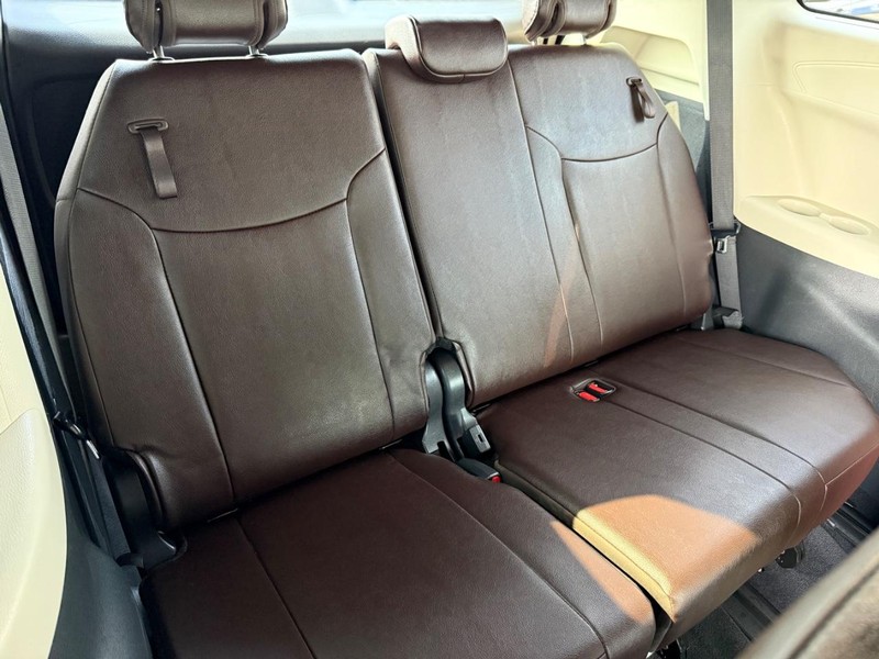 Toyota Sienna Vehicle Image 12