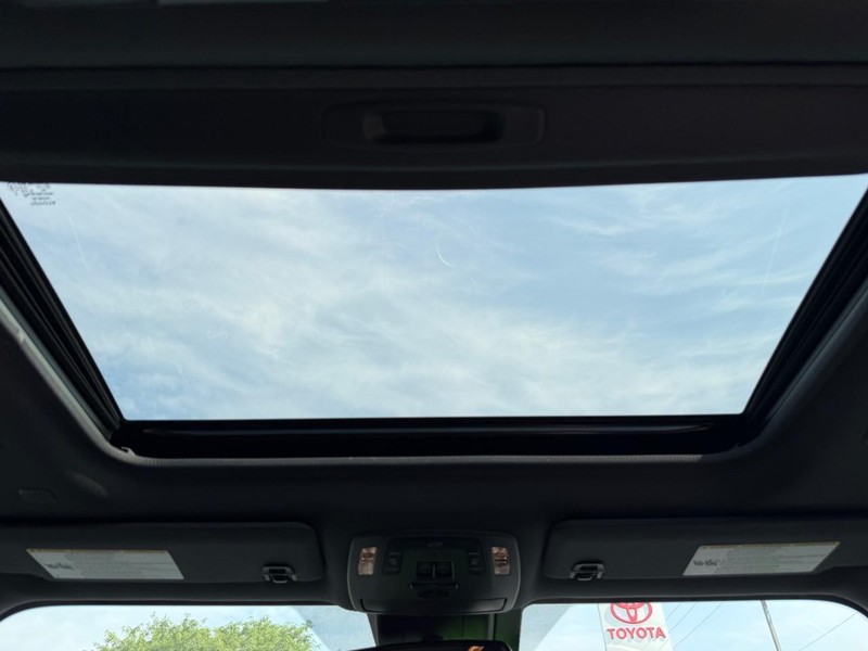 Toyota Sienna Vehicle Image 13