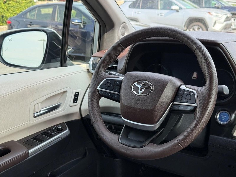 Toyota Sienna Vehicle Image 16