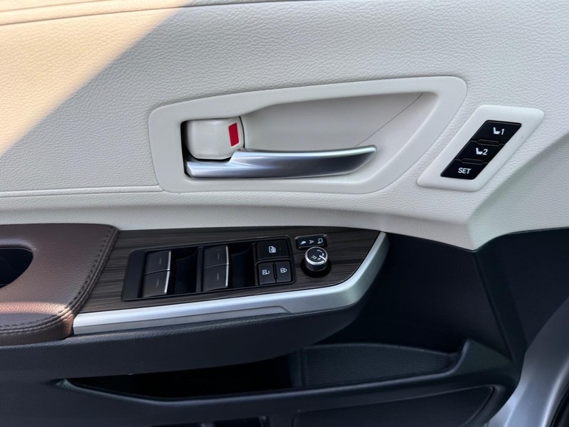 Toyota Sienna Vehicle Image 28