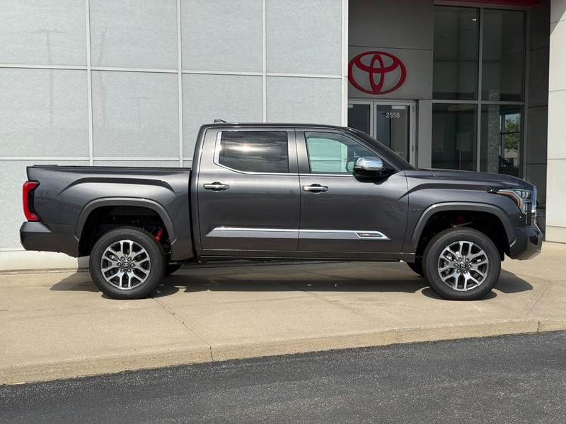 Toyota Tundra 4WD Vehicle Image 02