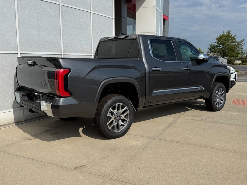 Toyota Tundra 4WD Vehicle Image 03
