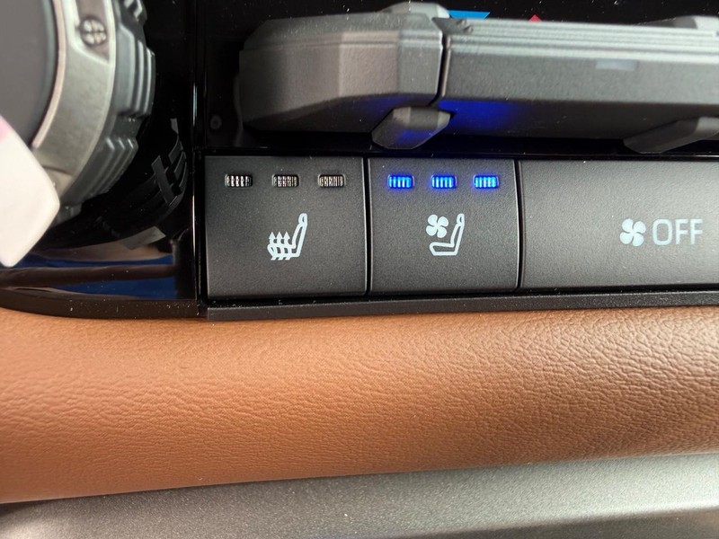 Toyota Tundra 4WD Vehicle Image 10
