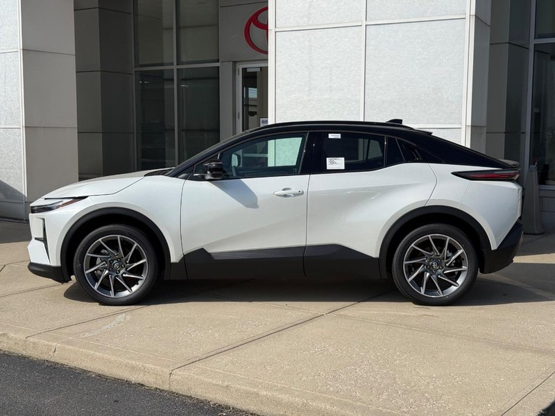 Toyota C-HR Vehicle Image 02