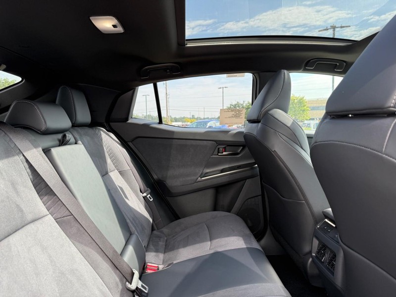 Toyota C-HR Vehicle Image 04