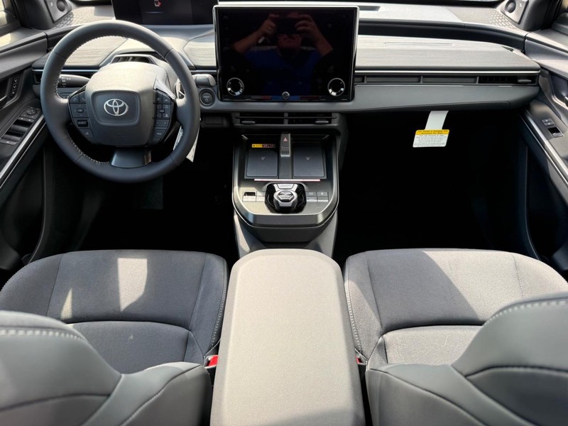 Toyota C-HR Vehicle Image 06