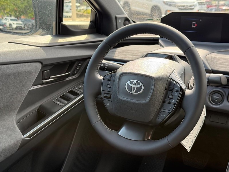 Toyota C-HR Vehicle Image 07