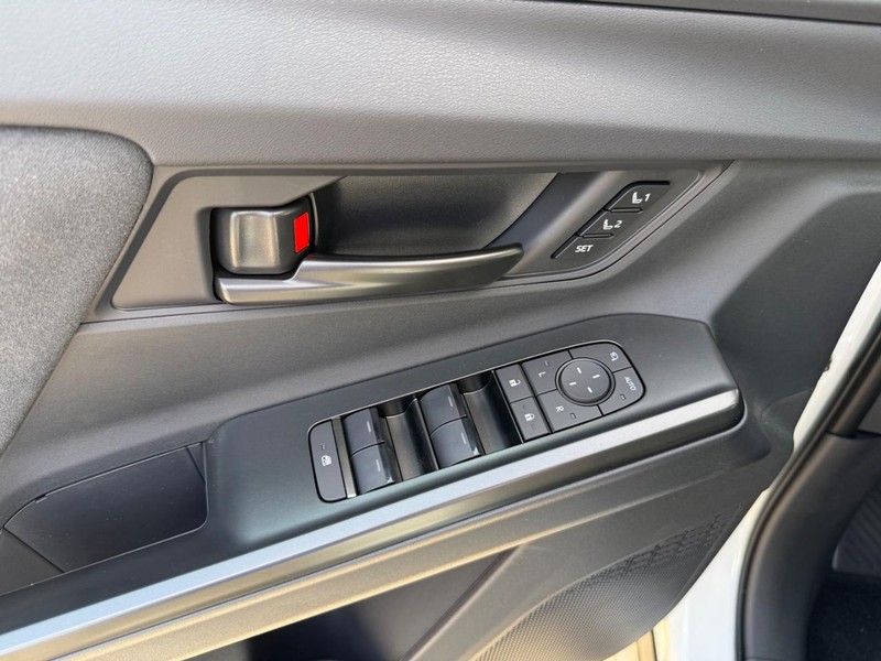 Toyota C-HR Vehicle Image 18