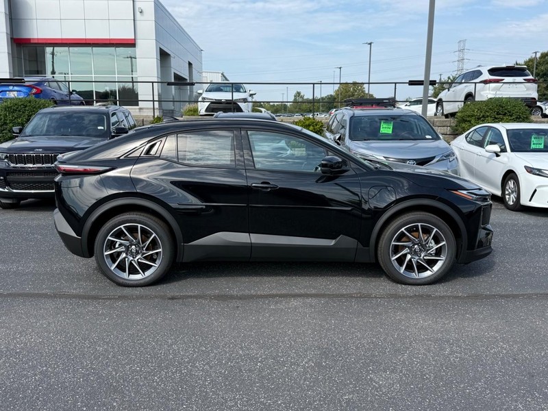 Toyota C-HR Vehicle Image 02