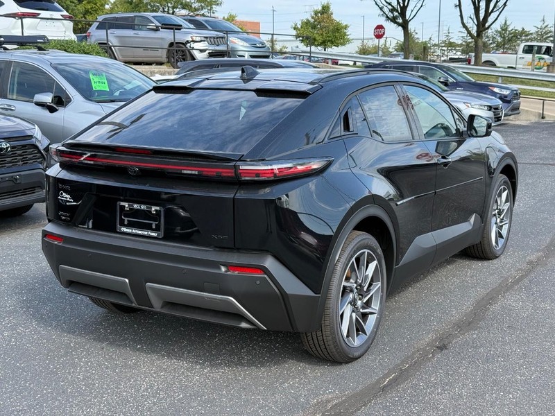 Toyota C-HR Vehicle Image 03
