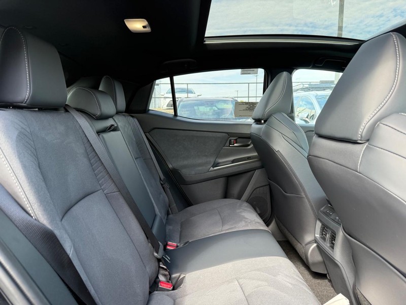 Toyota C-HR Vehicle Image 04