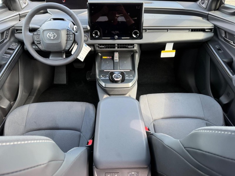 Toyota C-HR Vehicle Image 06