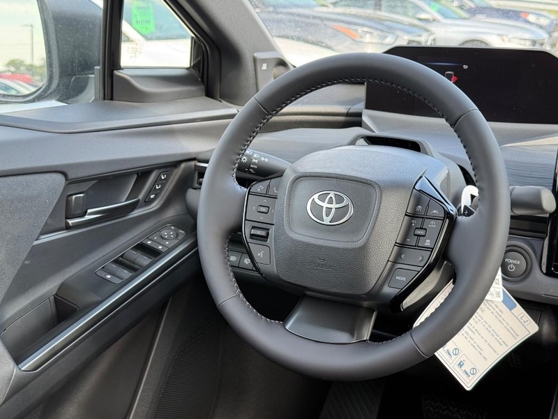 Toyota C-HR Vehicle Image 07
