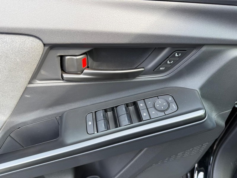 Toyota C-HR Vehicle Image 18