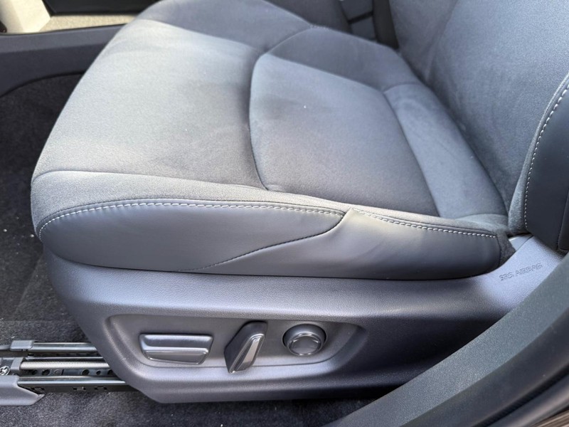 Toyota C-HR Vehicle Image 19