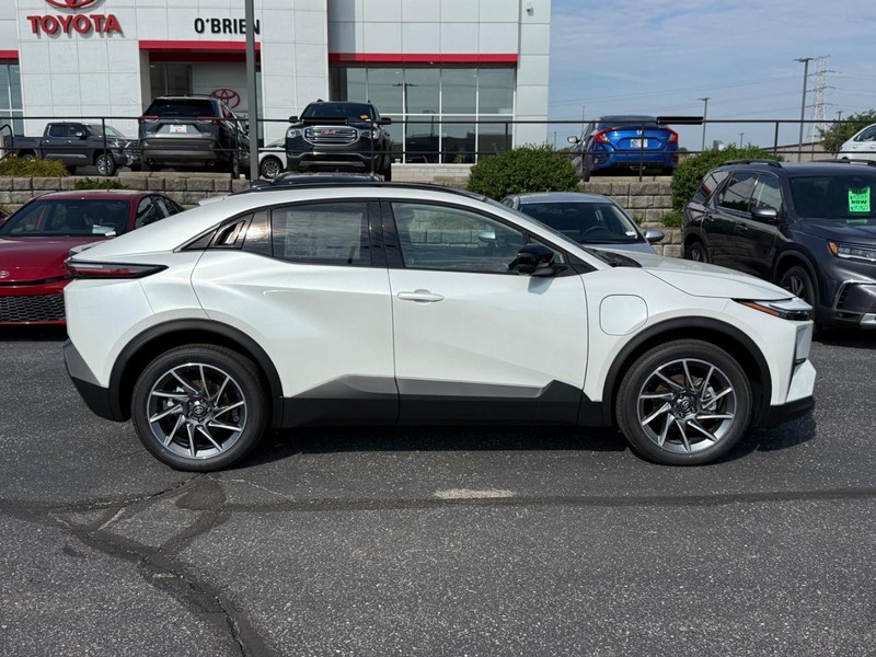 Toyota C-HR Vehicle Image 02