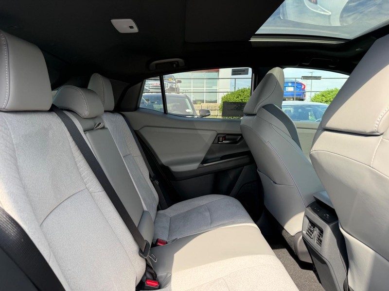 Toyota C-HR Vehicle Image 04