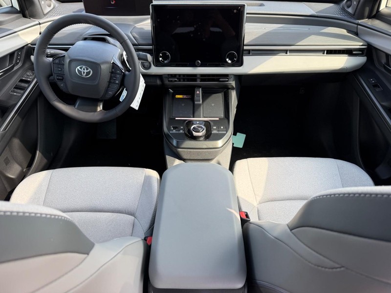 Toyota C-HR Vehicle Image 06