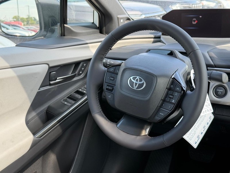 Toyota C-HR Vehicle Image 07