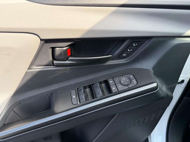 Toyota C-HR Vehicle Image 18