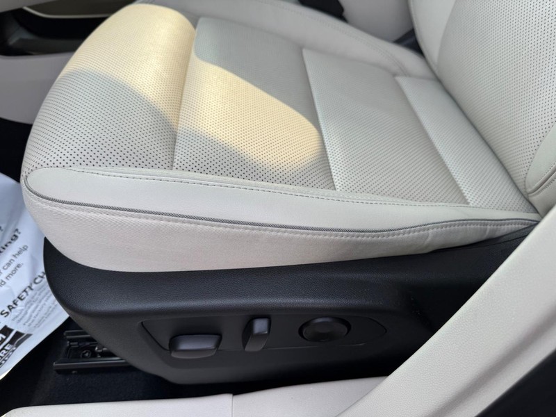 Buick Envision Vehicle Full-screen Gallery Image 26