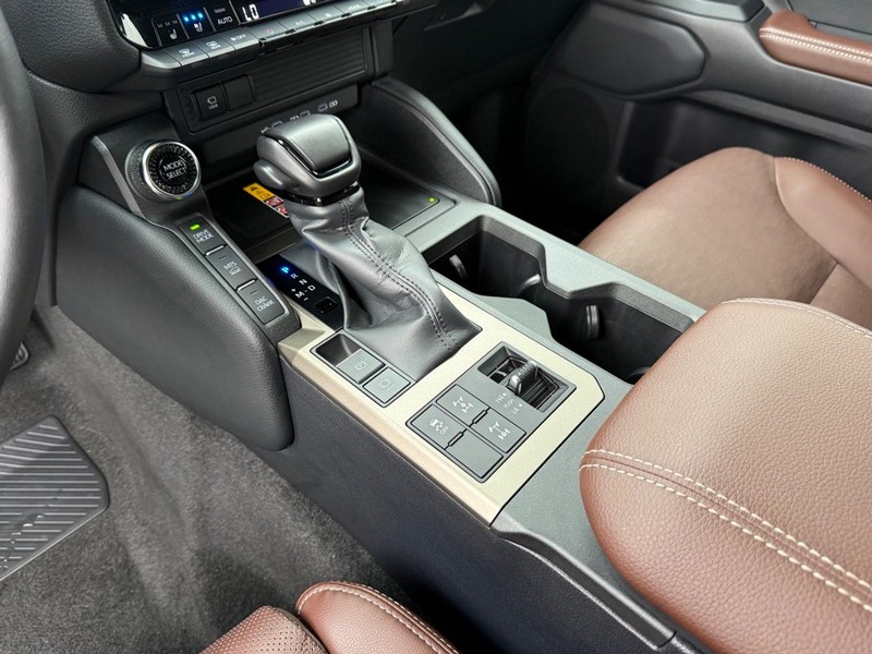 Toyota Land Cruiser Vehicle Image 21