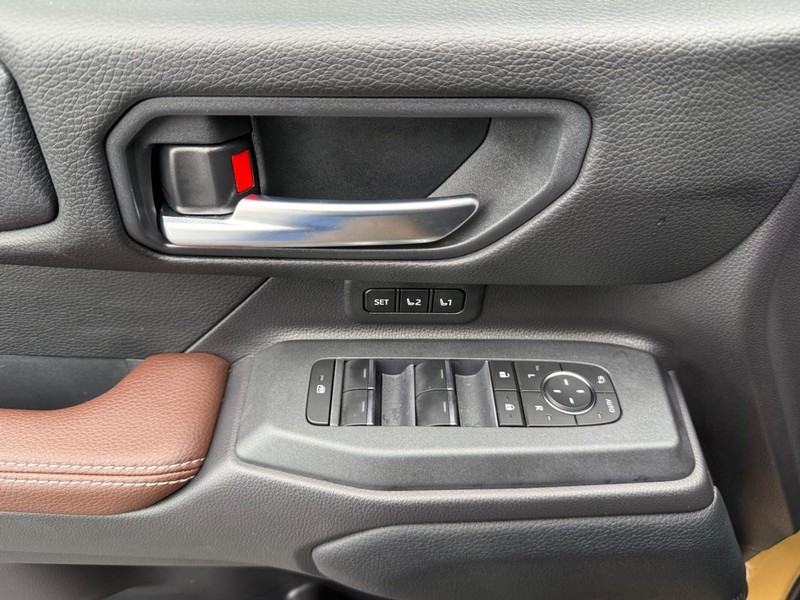 Toyota Land Cruiser Vehicle Image 26