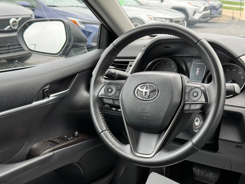Toyota Camry Vehicle Image 12