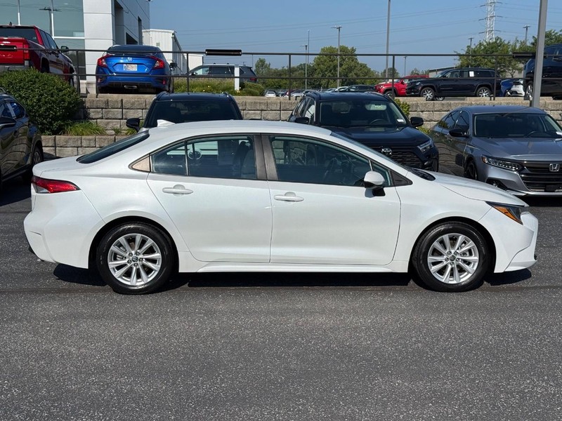 Toyota Corolla Vehicle Full-screen Gallery Image 02