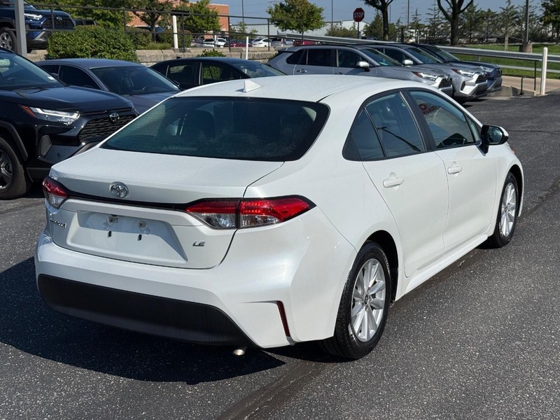 Toyota Corolla Vehicle Full-screen Gallery Image 03