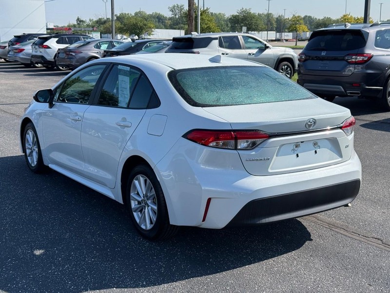 Toyota Corolla Vehicle Full-screen Gallery Image 05