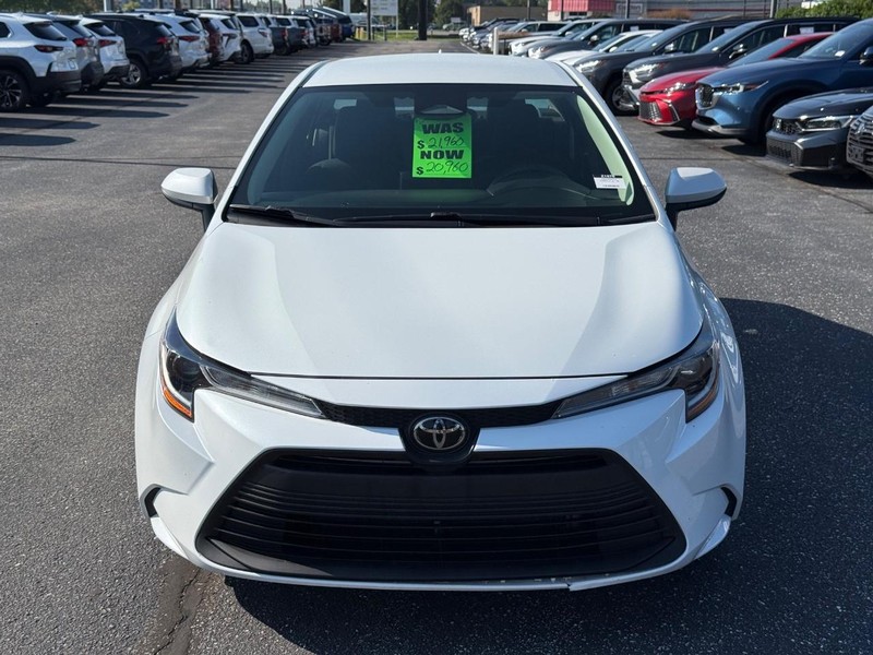 Toyota Corolla Vehicle Full-screen Gallery Image 09