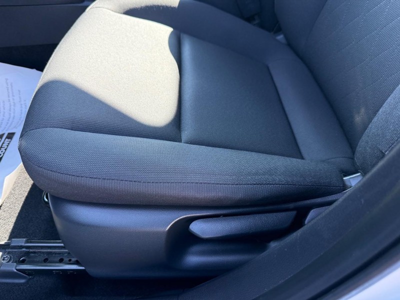 Toyota Corolla Vehicle Full-screen Gallery Image 23