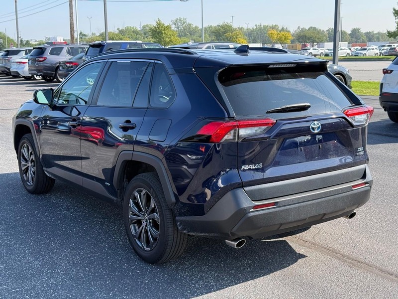 Toyota RAV4 Vehicle Full-screen Gallery Image 05