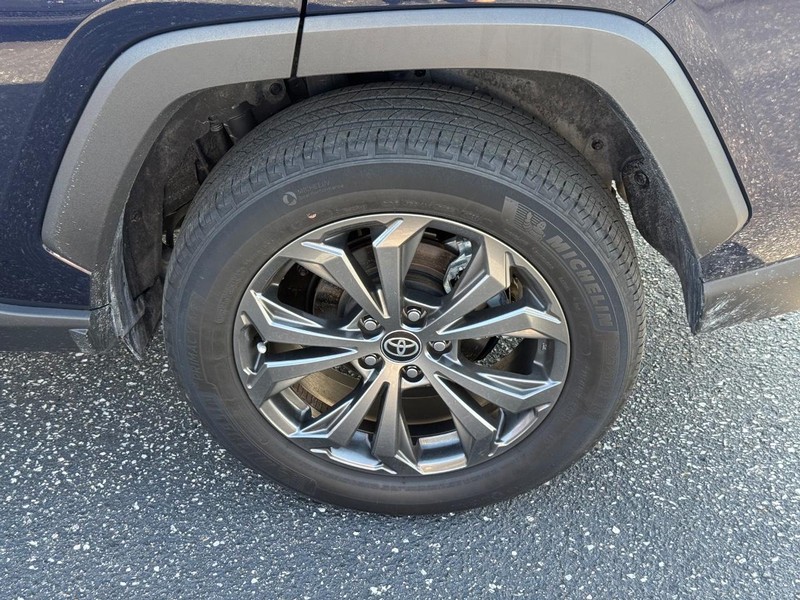 Toyota RAV4 Vehicle Full-screen Gallery Image 06