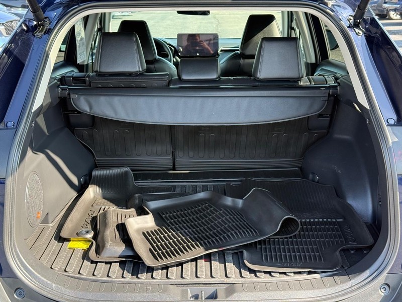 Toyota RAV4 Vehicle Full-screen Gallery Image 07