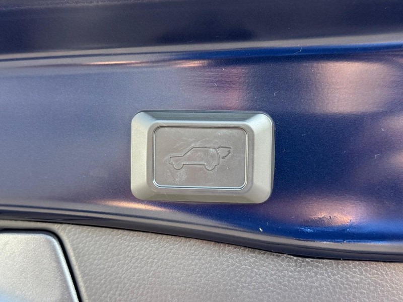 Toyota RAV4 Vehicle Full-screen Gallery Image 08