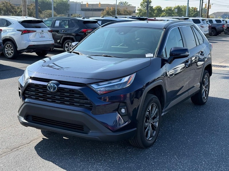 Toyota RAV4 Vehicle Full-screen Gallery Image 09