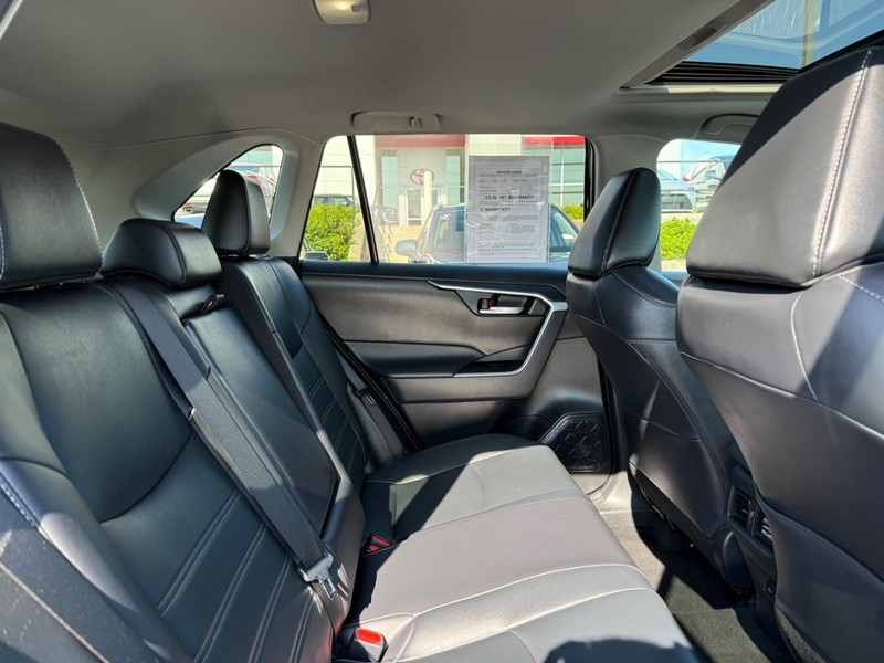 Toyota RAV4 Vehicle Full-screen Gallery Image 11