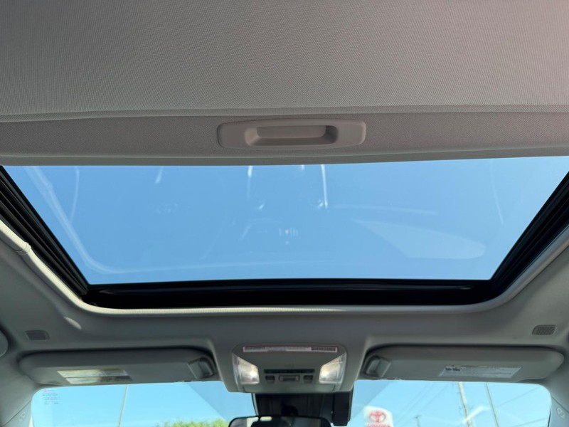 Toyota RAV4 Vehicle Full-screen Gallery Image 12