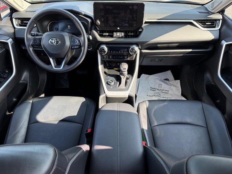 Toyota RAV4 Vehicle Full-screen Gallery Image 13