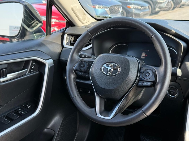 Toyota RAV4 Vehicle Full-screen Gallery Image 14