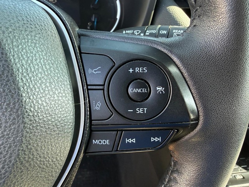 Toyota RAV4 Vehicle Full-screen Gallery Image 16