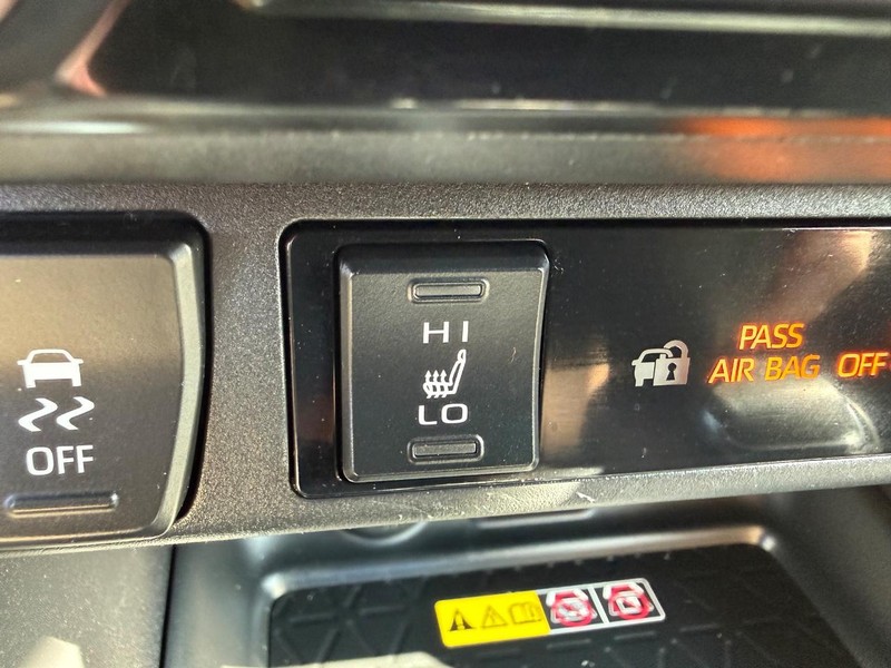 Toyota RAV4 Vehicle Full-screen Gallery Image 18