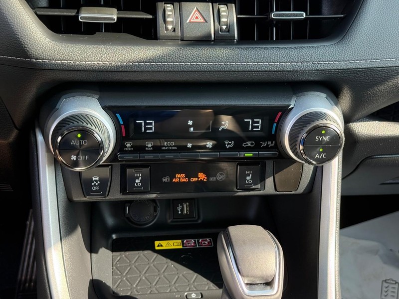 Toyota RAV4 Vehicle Full-screen Gallery Image 21