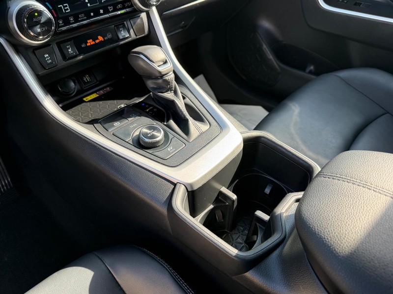 Toyota RAV4 Vehicle Full-screen Gallery Image 22