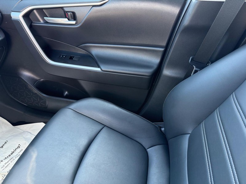 Toyota RAV4 Vehicle Full-screen Gallery Image 23