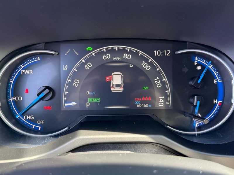 Toyota RAV4 Vehicle Full-screen Gallery Image 25