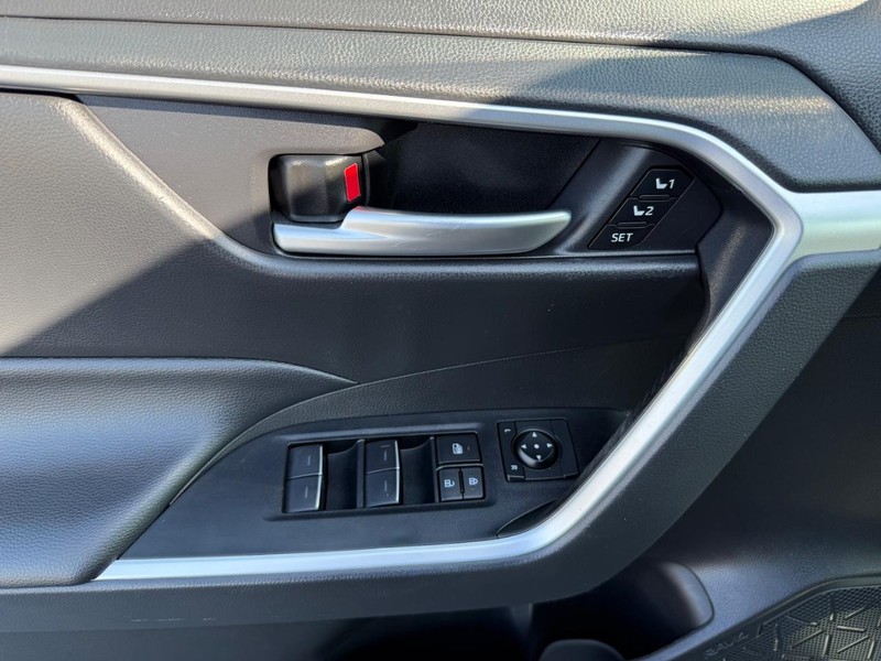 Toyota RAV4 Vehicle Full-screen Gallery Image 27